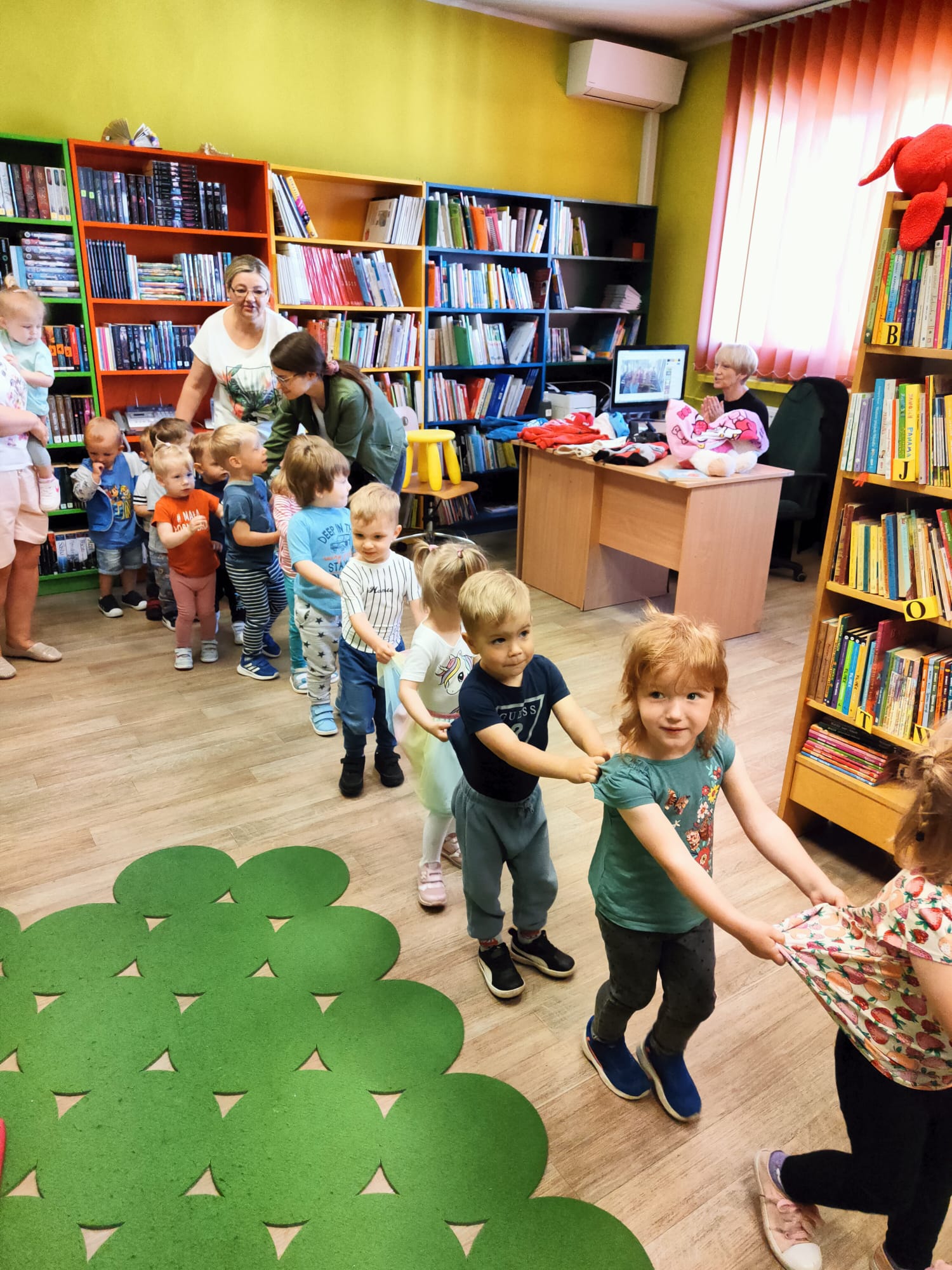 Dzieci z Publicznego Żłobka w bibliotece